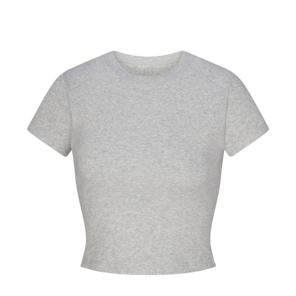 NWT SKIMS Light Gray Ribbed Baby Tee - Picture 4 of 8